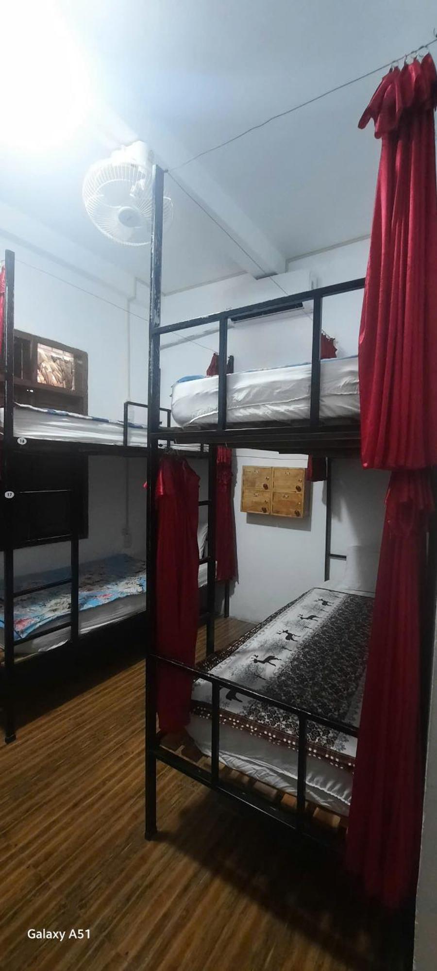 Aurora Backpackers Hostel Луангпхабанг Экстерьер фото